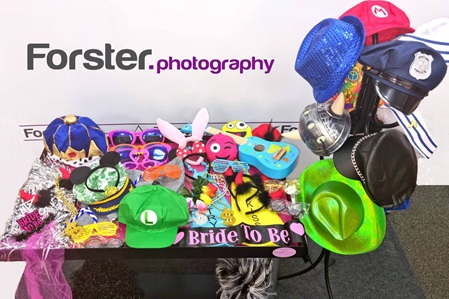 Probs und Verkleidungs-Utensilien mit verschiedenen Hüten und Mützen vor der Forster-Fotobox aus Iserlohn, aufgebaut vor einer Hochzeitsfeier.