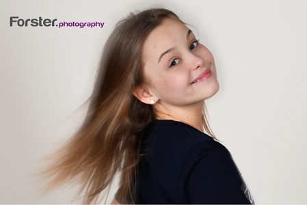 Junges Mädchen lächelt in die Kamera beim Fotoshooting in Iserlohn