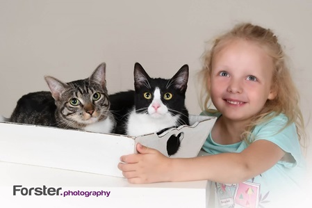 Junges Mädchen mit 2 Katzen lächelt beim Fotoshooting in Iserlohn in die Kamera
